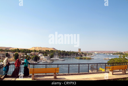 Trois jeunes femmes égyptiennes admirer la vue de l'île Eléphantine à Assouan Egypte Banque D'Images