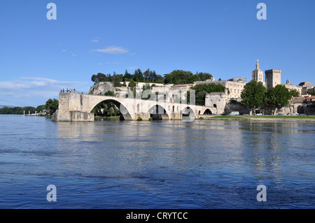 Pont Saint-Bénezet ou pont d'Avignon et palais des Papes, Avignon, Provence, France Banque D'Images