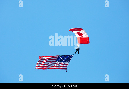 Les équipe de parachutistes des Forces canadiennes effectuant au Camp Borden Air Show, au Camp Borden;Ontario;Canada Banque D'Images