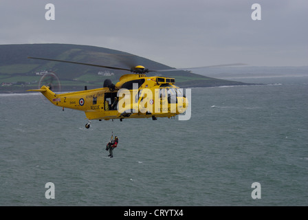 Air Sea Rescue , par RAF Chivenor hélicoptère , au point de Baggy, Croyde Bay , North Devon Banque D'Images