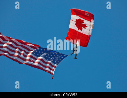 Les équipe de parachutistes des Forces canadiennes effectuant au Camp Borden Air Show, au Camp Borden;Ontario;Canada Banque D'Images