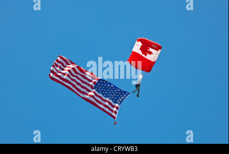 Les équipe de parachutistes des Forces canadiennes effectuant au Camp Borden Air Show, au Camp Borden;Ontario;Canada Banque D'Images