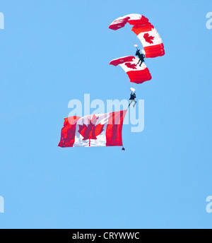 Les équipe de parachutistes des Forces canadiennes effectuant au Camp Borden Air Show, au Camp Borden;Ontario;Canada Banque D'Images