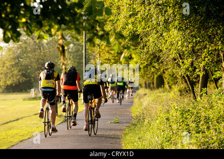 Les gens en vélo sur Clapham Common, un matin de juin, Londres UK Banque D'Images