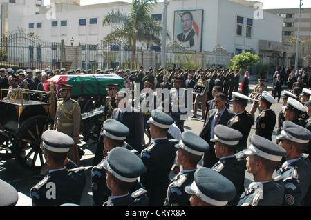 2004 - Le cercueil de dirigeant palestinien Yasser Arafat dans les funérailles nationales organisées par le président égyptien Hosni Moubarak au Caire. Banque D'Images