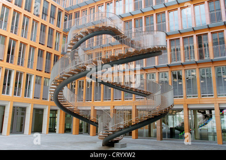 Contribution sous la forme d'un escalier en face d'un Buerohaus Banque D'Images