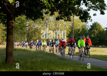 Des cyclistes à vélo dans Clapham Common au début de l'Londres à Brighton, UK Charity cycle ride Banque D'Images