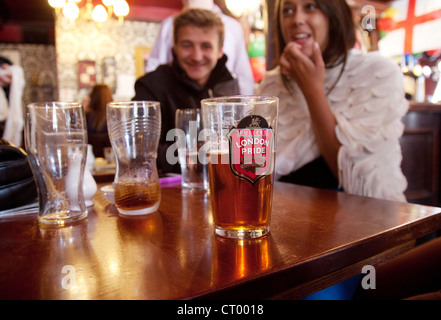 Les personnes qui boivent de la bière Fullers London Pride dans l'intérieur du duc de York pub, Victoria, London UK Banque D'Images