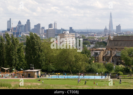 Parliament Hill Fields, London Fields Lido, Hampstead North London Skyline.The Shard, St Pauls Cathedral, City of London Buildings. ANNÉES 2012 2010 ROYAUME-UNI HOMER SYKES Banque D'Images