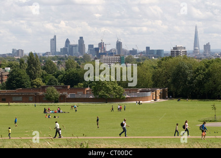 Parliament Hill Fields, London Fields, Hampstead North London Skyline.The Shard, St Pauls Cathedral, City of London Buildings. ANNÉES 2012 2010 ROYAUME-UNI HOMER SYKES Banque D'Images