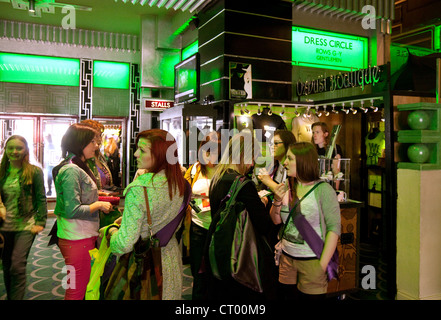 Les gens dans le hall du théâtre pour west end Musical "méchants" à l'Apollo Victoria Theatre, Londres UK Banque D'Images