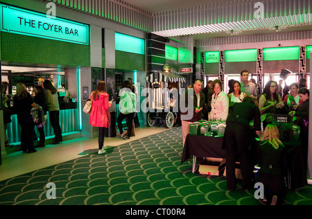 Les gens dans le hall du théâtre pour west end Musical "méchants" à l'Apollo Victoria Theatre, Londres UK Banque D'Images