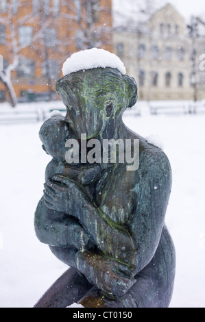 Statue de bronze de la Vierge à l'enfant en Tromsoya, Tromso, Cercle Arctique dans le Nord de la Norvège Banque D'Images