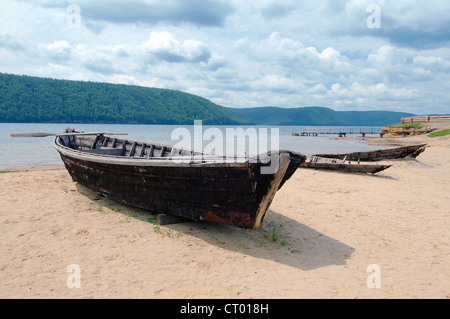 Vieux bateau de pêche en bois, 'l'Taltsa» (Talzy) - architecture d'Irkoutsk et musée ethnographique. Banque D'Images