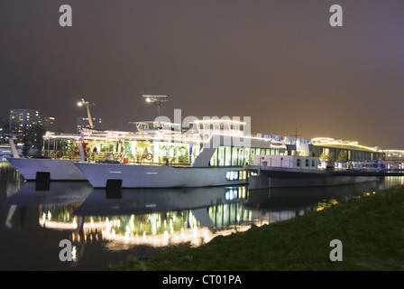 Les navires de croisière, MS et MS AmaLegro AmaDagio ancrée sur la rivière principale en Allemagne Banque D'Images