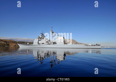 Le croiseur à missiles guidé de classe Ticonderoga USS Vella Gulf (CG 72) quitte le port après une visite programmée du port sur l'île grecque de Crète. Vella Gulf est domiciliaire à Norfolk, en Virginie, et est actuellement en déploiement prévu dans la zone de responsabilité de la 6e flotte américaine. Banque D'Images