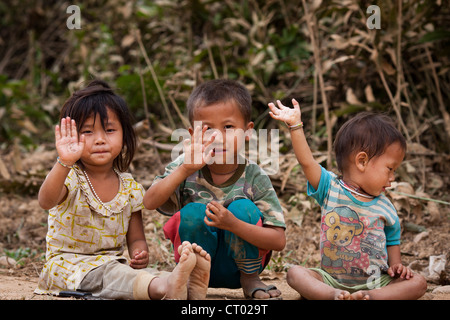 Trois enfants au Laos campagne près de Vang Vieng Banque D'Images