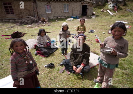 Famille tibétaine à la campagne dans le Sichuan, Chine Banque D'Images