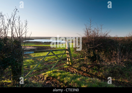 Vue d'Eyebrook réservoir par une ferme juste après le lever du soleil, de près du village de Stoke sécher sur le Rutland/frontière Leicestershire, Angleterre Banque D'Images