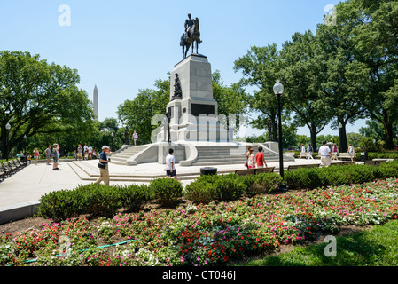 WASHINGTON DC, États-Unis — le General William Tecumseh Sherman Monument, une statue équestre sculptée par Carl Rohl-Smith, se dresse bien en vue sur Sherman Plaza près de l'intersection de la 15e rue et de Pennsylvania Avenue. Ce mémorial en bronze, dédié en 1903, rend hommage au général de l'Union de la guerre de Sécession, positionné près de la Maison Blanche et du bâtiment du Trésor américain. Banque D'Images