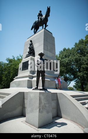 WASHINGTON DC, États-Unis — le General William Tecumseh Sherman Monument, une statue équestre sculptée par Carl Rohl-Smith, se dresse bien en vue sur Sherman Plaza près de l'intersection de la 15e rue et de Pennsylvania Avenue. Ce mémorial en bronze, dédié en 1903, rend hommage au général de l'Union de la guerre de Sécession, positionné près de la Maison Blanche et du bâtiment du Trésor américain. Banque D'Images