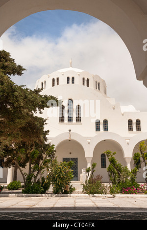 Cathédrale orthodoxe, également connu sous le nom de Metropolis, Fira, la capitale de Santorin, Grèce Banque D'Images