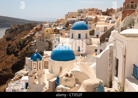 L'église Agios Spiridonas devant et derrière l'Église, Anastasi, Oia, Santorin, Grèce Banque D'Images