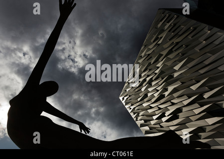 La sculpture de Rowan Gillespie Titanica. Titanic Museum. Belfast. L'Irlande du Nord. UK. L'Europe Banque D'Images