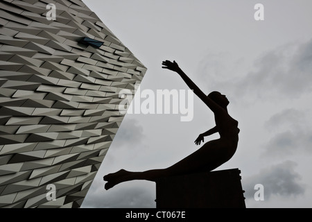 La sculpture de Rowan Gillespie Titanica. Titanic Museum. Belfast. L'Irlande du Nord. UK. L'Europe Banque D'Images