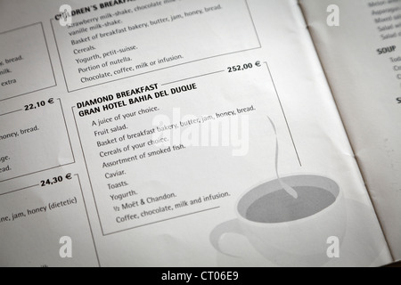 Information à la clientèle à petit-déjeuner au Bahia del Duque resort à Tenerife avec l'être le plus cher 252 Euros, Îles Canaries, Espagne. Banque D'Images
