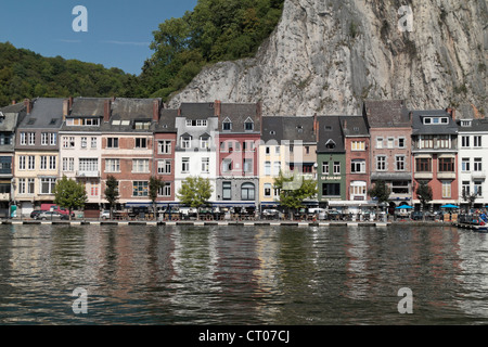 Vue générale de l'autre côté de la rivière Meuse à propriétés colorés sur la rive à Dinant, Namur, Belgique. Banque D'Images