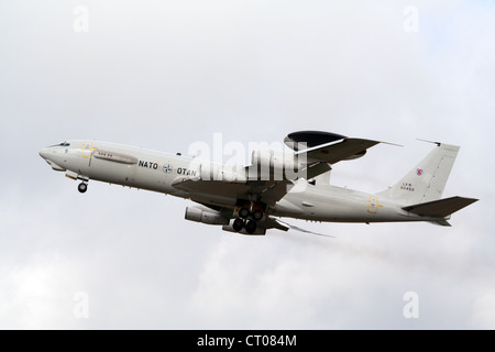 L'AWACS de l'OTAN Boeing E-3 Sentry le décollage Banque D'Images