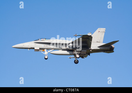 L'armée de l'air finlandaise F-18 Hornet landing Banque D'Images