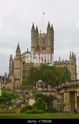 L'église de l'abbaye de Saint Pierre et Saint Paul, communément connu sous le nom de l'abbaye de Bath, vu de la ville's Parade Gardens UK Banque D'Images