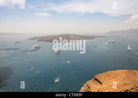 Donnant sur l'île volcanique de Nea Kameni, de Fira, Santorini, Grèce Banque D'Images