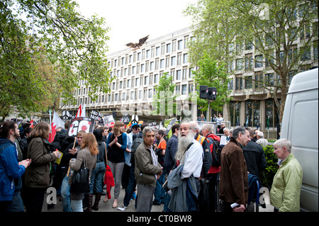 Une coalition contre la guerre de protester contre l'intervention de l'OTAN dans la région du Moyen-Orient à l'extérieur de l'ambassade américaine à Londres Banque D'Images