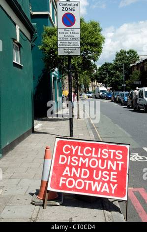 Démonter et utiliser cycliste giliano residence signe sur route dégagée, Drayton Park district londonien d'Islington, England UK Banque D'Images