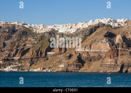 La falaise, ville de Fira, la capitale de l'île grecque de Santorin, et port de Skala, Grèce ci-dessous Banque D'Images