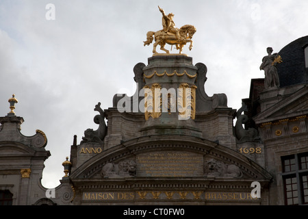 La statue équestre de Charles de Lorraine au-dessus de la Maison de brasseurs ou Grand Place Grand Place Bruxelles Belgique Banque D'Images