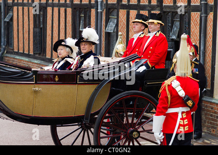 Sa Majesté la Reine Elizabeth II et du prince Philip Duc d'Édimbourg au porte-jarretelles Jour du château de Windsor 14 juin 2010. Par0210 Banque D'Images