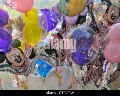 Voici un gros plan d'une feuille de ballons à hélium, un parc à thème Disney à Orlando, Floride. Banque D'Images