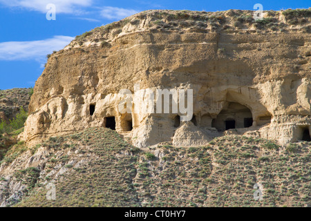 Ancienne grotte abandonnée dans le monastère David Gareja complexe (la République de Géorgie, Caucase). Banque D'Images