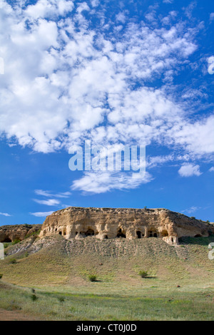 Ancienne grotte abandonnée dans le monastère David Gareja complexe (la République de Géorgie, Caucase). Banque D'Images