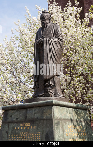 Statue de Confucius, Confucius Plaza, Bowery, Chinatown , PARIS Banque D'Images