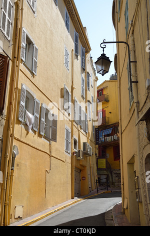 Scène de rue dans la vieille ville, Cannes, Côte d'Azur, Alpes-Maritimes, Provence-Alpes-Côte d'Azur, France Banque D'Images