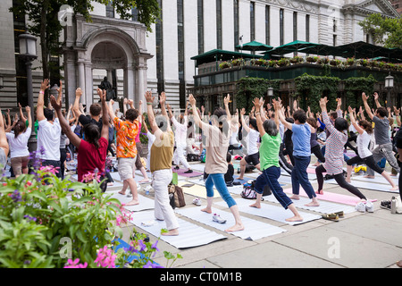 Cours de yoga dans Bryant Park, NYC Banque D'Images