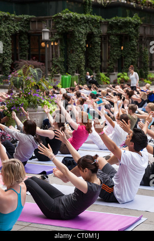 Cours de yoga dans Bryant Park, NYC Banque D'Images