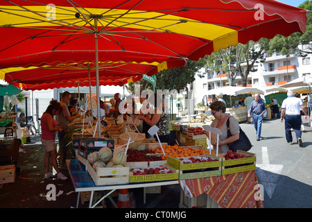 Marché alimentaire extérieur (cité marchande) à Cagnes-sur-Mer, Côte d'Azur, Alpes-Maritimes, Provence-Alpes-Côte d'Azur, France Banque D'Images