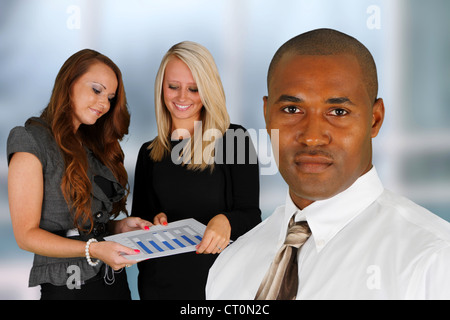 L'équipe d'affaires de races mixtes at Office Banque D'Images