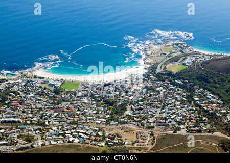 Vue sur Camps Bay à partir de la Table Mountain, Cape Town, Afrique du Sud Banque D'Images